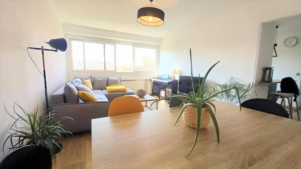 Magnifique Cocon - Metro A Republique - 2 Belles Chambres Avec Dressings - Wifi Gratuit - Netflix - Au Calme Absolu - Lumineux - Jardin Arbore Partage Dans La Residence Villeurbanne 0*,  France