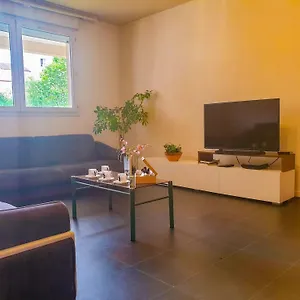 Appartement Paisible Et Spacieux Au Calme Proche Metro Limitrophe De Lyon, Villeurbanne